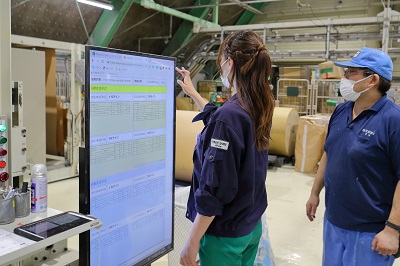 共通情報を閲覧・利用する為のデジタルサイネージネットワークと機器の設置。